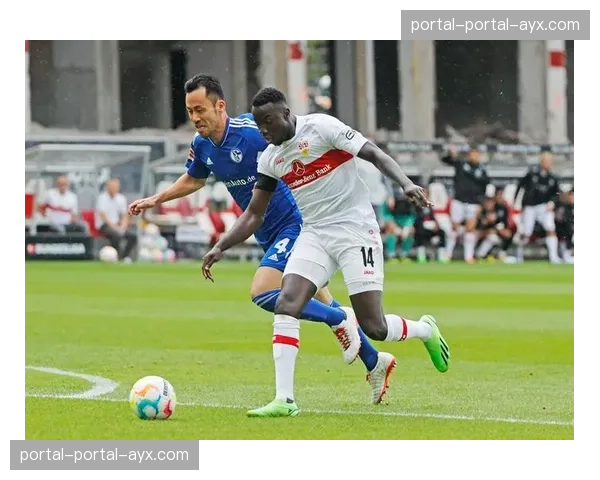 特写镜头：沙尔克04后卫在成功完成一次关键封堵后，与门将击掌相庆